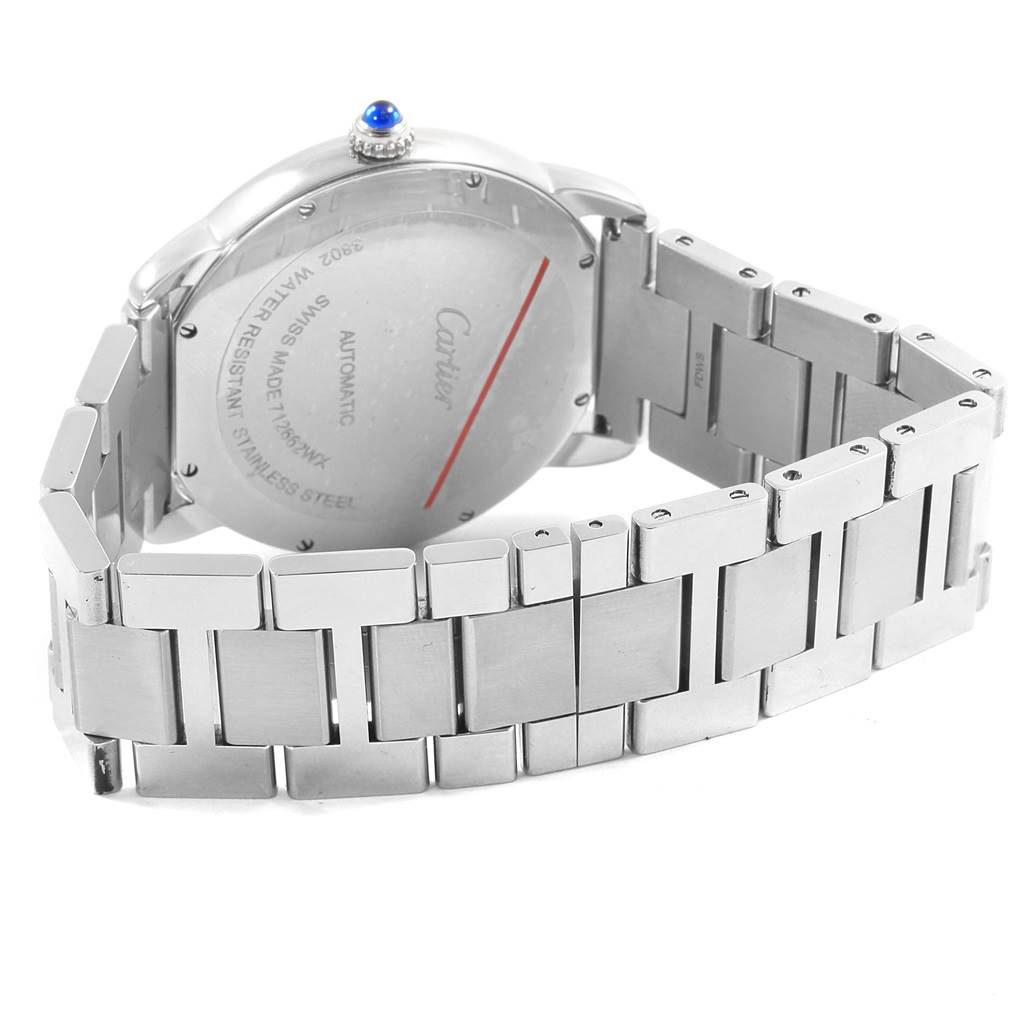 The image shows the back case and bracelet of the Cartier Ronde W6701011 Men
s Stainless Steel Silver Dial W6701011 Men
s Stainless Steel Silver Dial watch, showcasing the stainless steel design and blue crown.