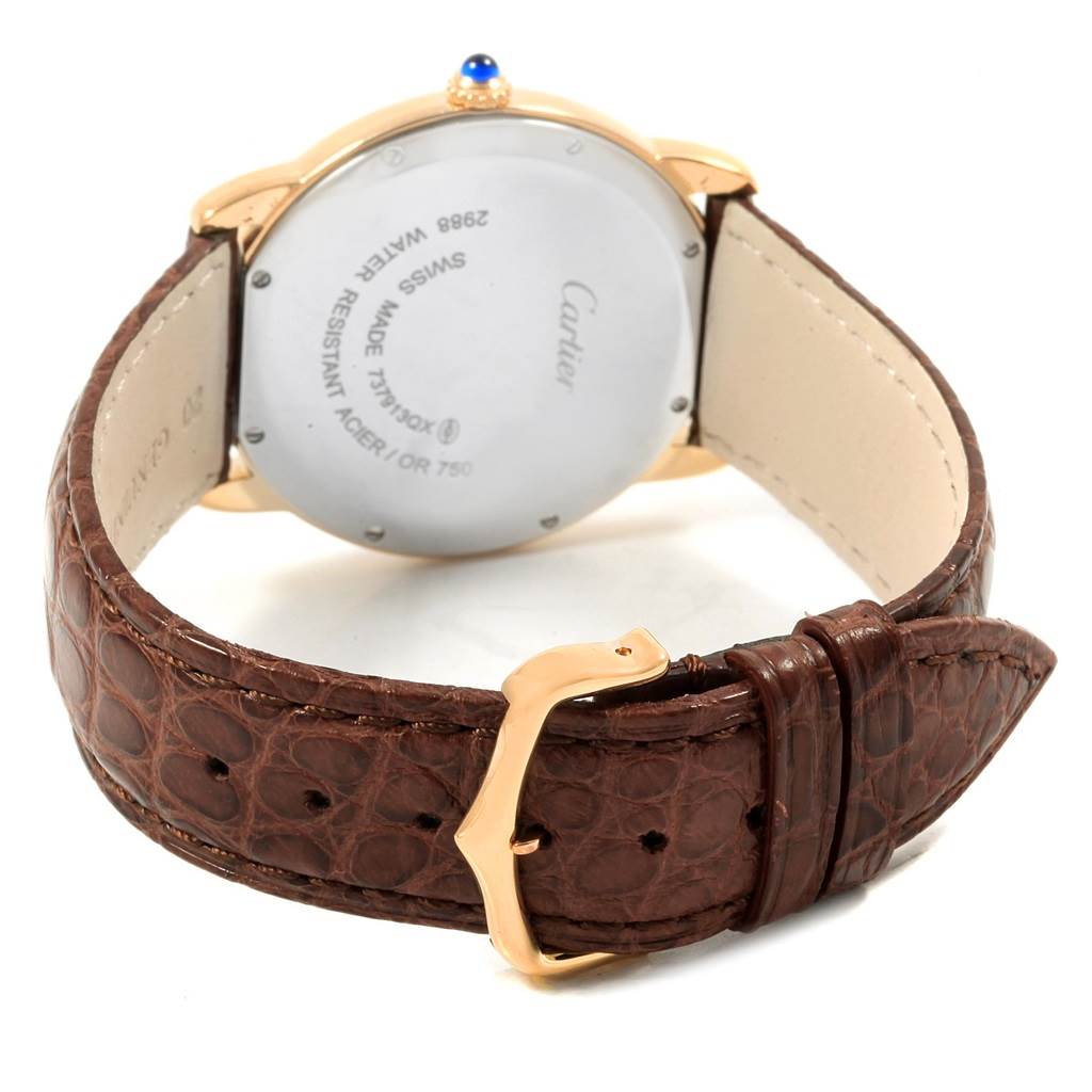 The image shows the back of a Ronde model by Cartier, highlighting the case back, strap, and buckle.