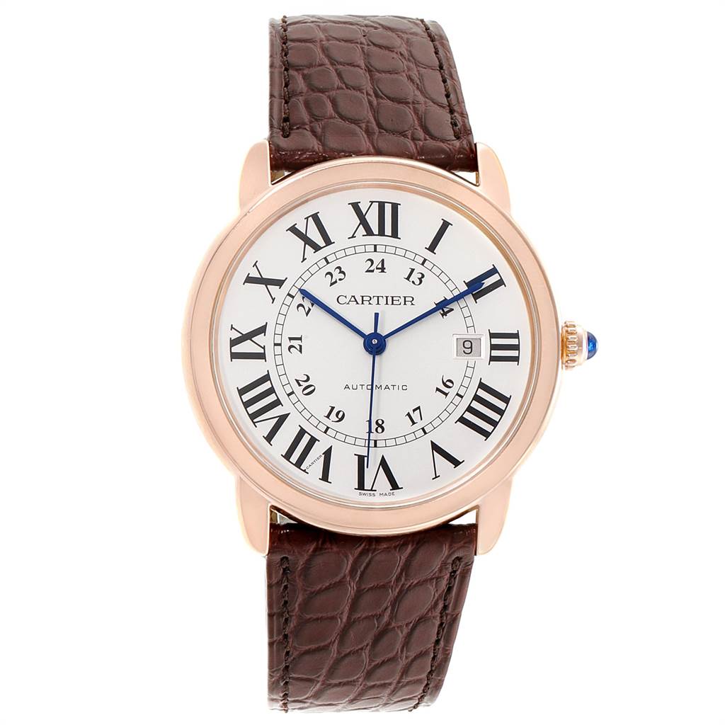 This image shows a front view of a Cartier Ronde W6701009 Men
s Steel and Gold (two tone) Silver Dial W6701009 Men
s Steel and Gold (two tone) Silver Dial watch, featuring a brown leather strap and a white dial with Roman numerals.