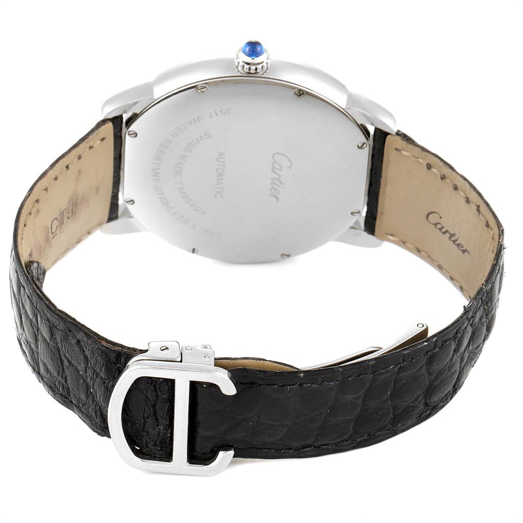 This image shows the back view of a Cartier Ronde W6701010 Men
s Stainless Steel Silver Dial W6701010 Men
s Stainless Steel Silver Dial model watch, including the clasp, leather strap, and case back with inscriptions.