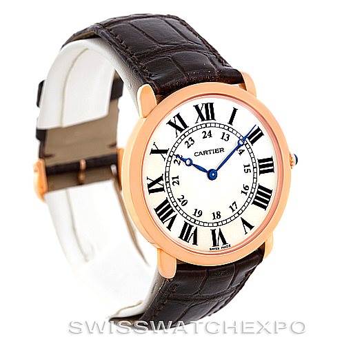 This image shows a Cartier Ronde W6800251 Men
s Rose Gold Silver Dial W6800251 Men
s Rose Gold Silver Dial model watch at a slight angle, highlighting the face, roman numerals, and leather strap.