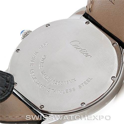 The image shows the backplate of a Ronde model by Cartier from an oblique angle, highlighting the inscriptions and leather strap.