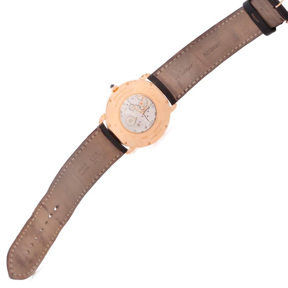 The image shows the back view of a Cartier Ronde W6800251 Men
s Rose Gold Silver Dial W6800251 Men
s Rose Gold Silver Dial model watch, highlighting its mechanism and leather strap.