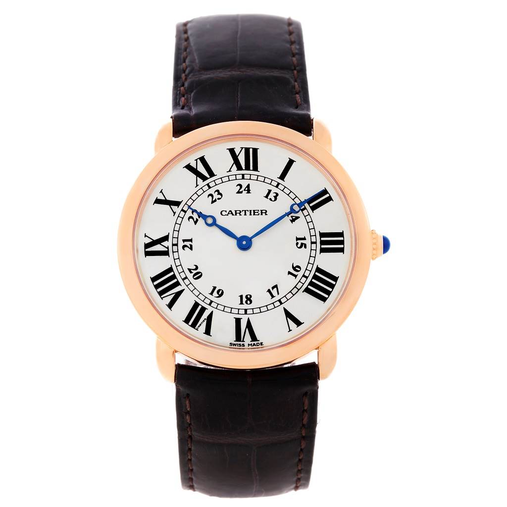 This image features a Cartier Ronde W6800251 Men
s Rose Gold Silver Dial W6800251 Men
s Rose Gold Silver Dial watch, shown from a front angle highlighting the face, bezel, crown, and leather strap.
