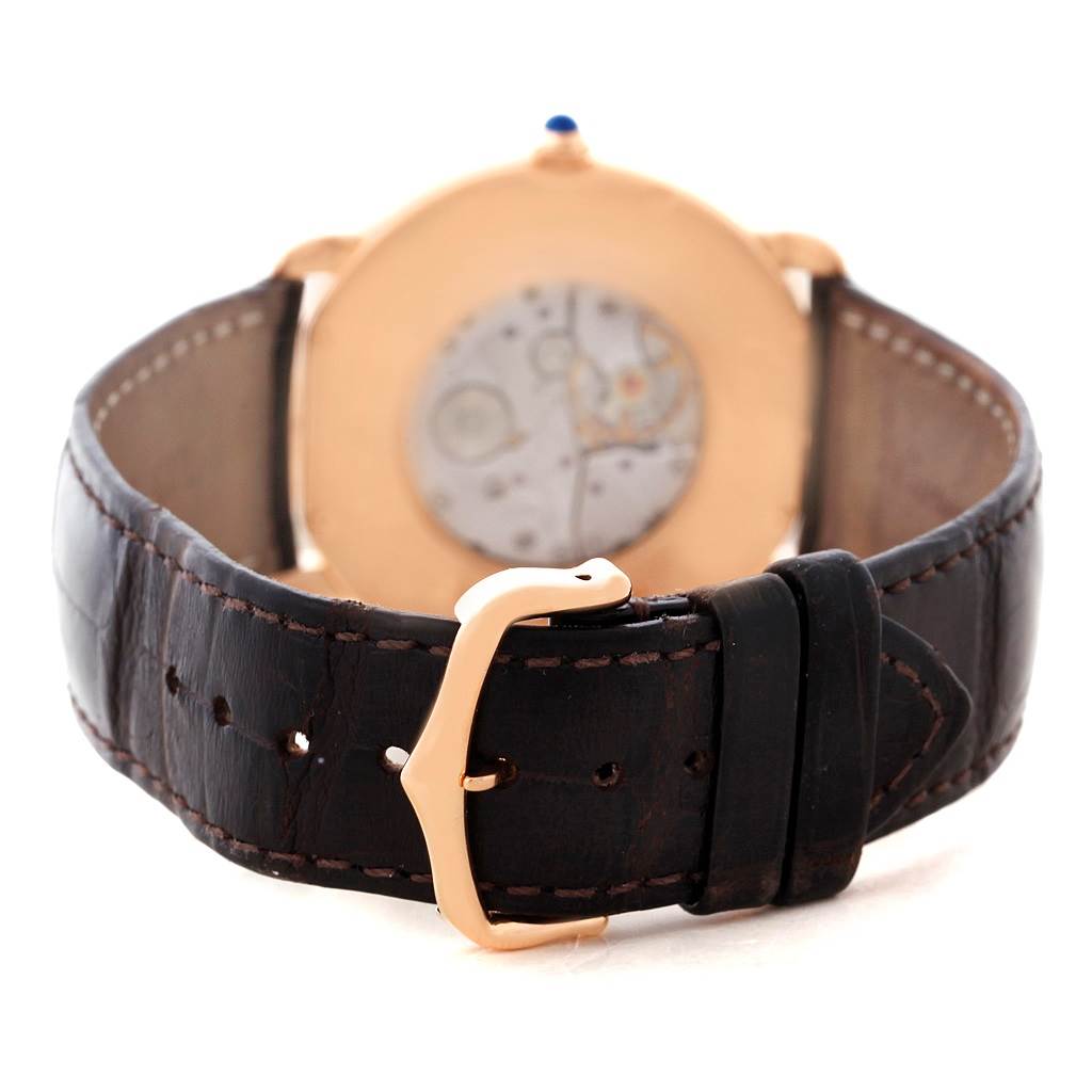 The image shows the rear view of a Cartier Ronde W6800251 Men
s Rose Gold Silver Dial W6800251 Men
s Rose Gold Silver Dial watch, highlighting its clasp and leather strap.