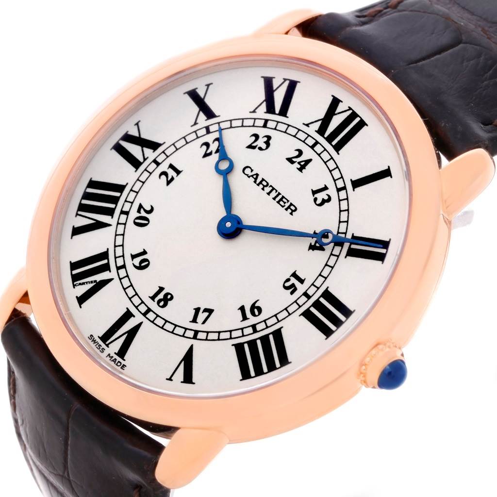 The image shows a close-up angled view of the Cartier Ronde W6800251 Men
s Rose Gold Silver Dial W6800251 Men
s Rose Gold Silver Dial model watch, displaying its round face, Roman numerals, and leather strap.