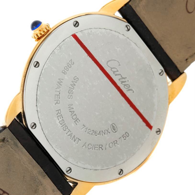 The image shows the back view of the Ronde model by Cartier, highlighting the case back, engravings, and part of the strap.