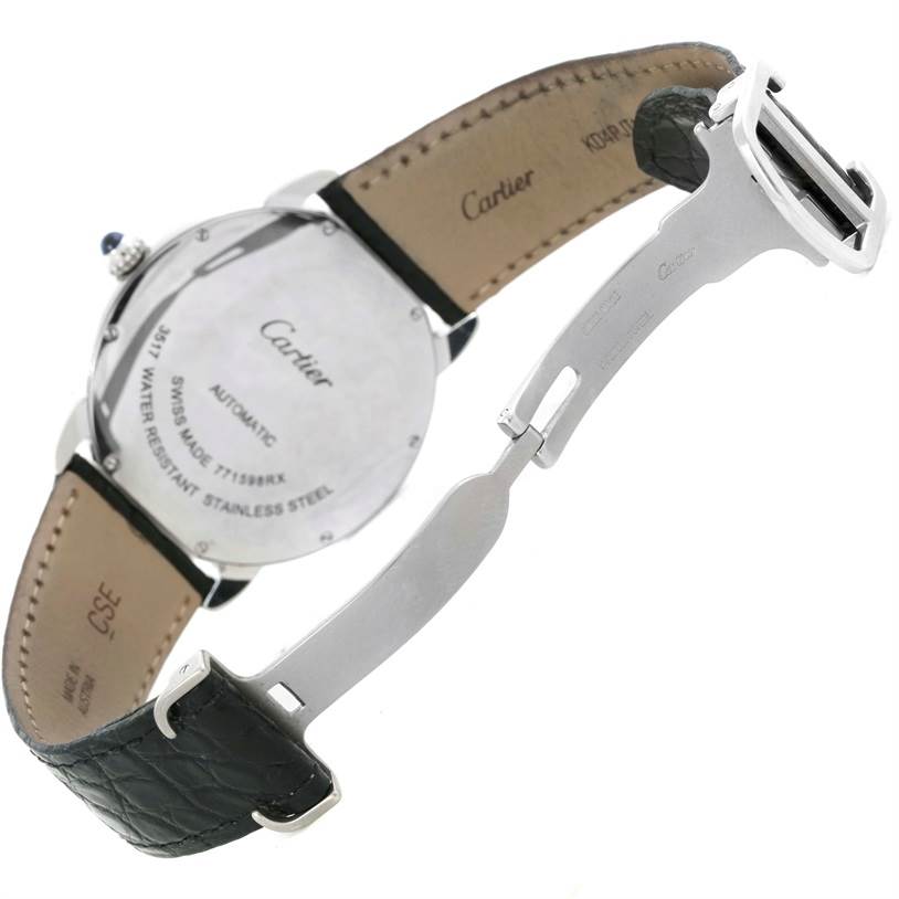 This image shows the back case and leather strap of a Cartier Ronde W6701010 Men
s Stainless Steel Silver Dial W6701010 Men
s Stainless Steel Silver Dial model watch at an angle highlighting the clasp and buckle.