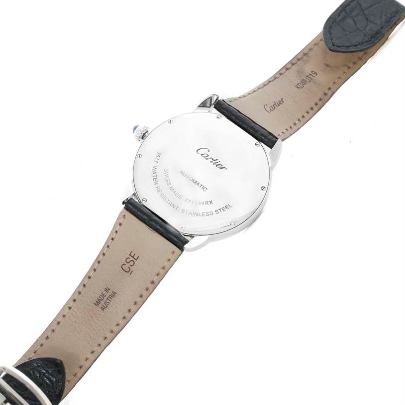 The image shows the back case and leather strap of the Cartier Ronde W6701010 Men
s Stainless Steel Silver Dial W6701010 Men
s Stainless Steel Silver Dial model watch.