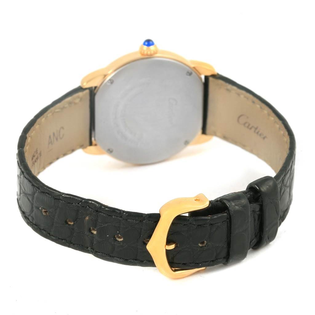 This image shows the back and strap of the Cartier Ronde W6700355 Women
s Steel and Gold (two tone) Silver Dial W6700355 Women
s Steel and Gold (two tone) Silver Dial model watch, including a gold-toned buckle and a sapphire crown.