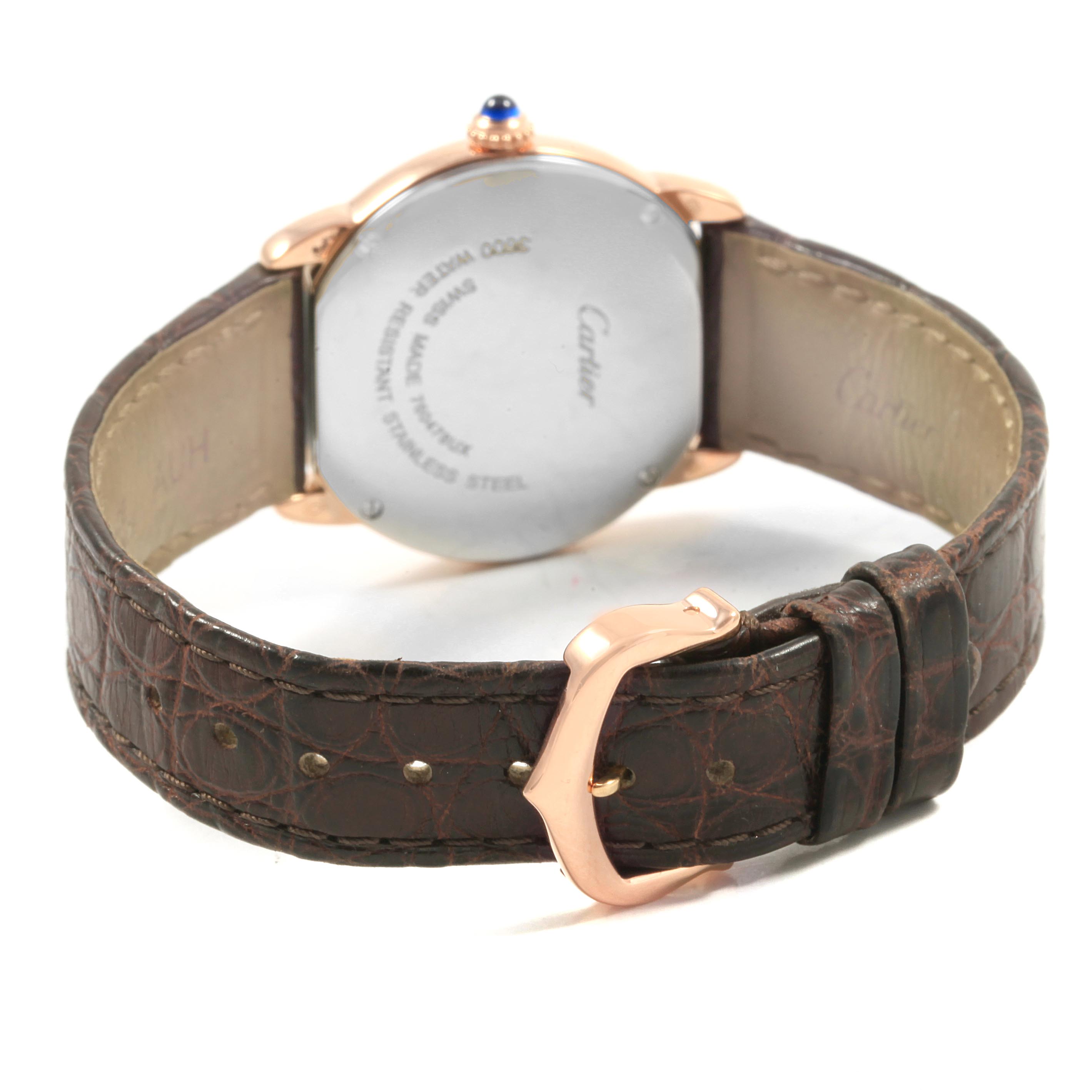 The image shows the back of the Ronde model by Cartier, featuring the case back, leather strap, and buckle.