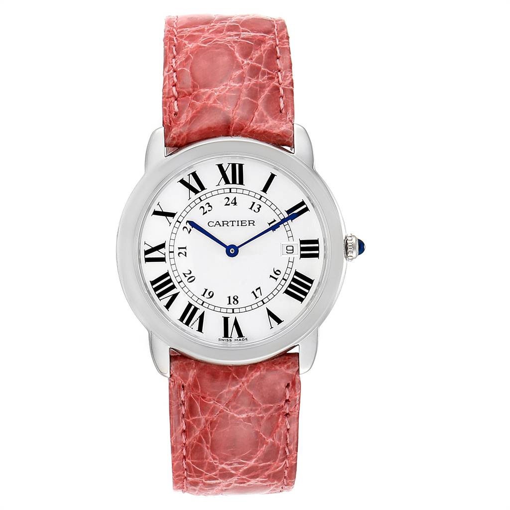 The image shows a Cartier Ronde W6700255 Stainless Steel Silver Dial W6700255 Stainless Steel Silver Dial watch with a white dial, Roman numerals, blue hands, date window, and a pink leather strap.