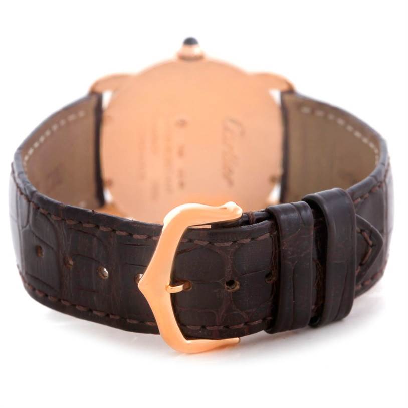 This image shows the back of a Cartier Ronde W6800151 Women
s Rose Gold Silver Dial W6800151 Women
s Rose Gold Silver Dial watch, highlighting the brown leather strap and gold buckle.