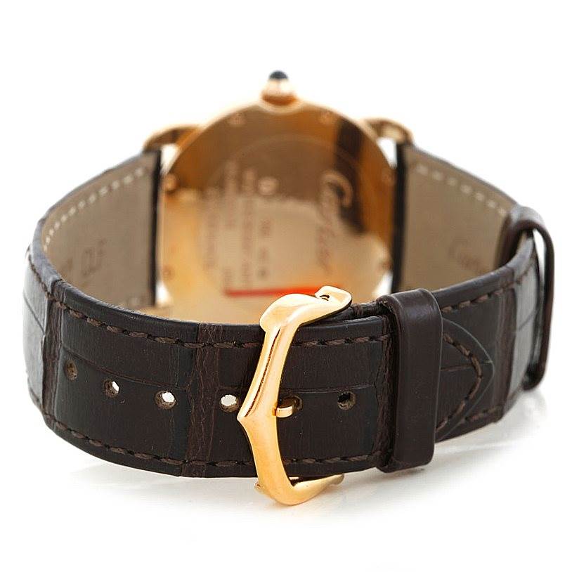 This image shows the back view of a Cartier Ronde W6800151 Men
s Rose Gold Silver Dial W6800151 Men
s Rose Gold Silver Dial model watch, focusing on the brown leather strap and gold buckle.