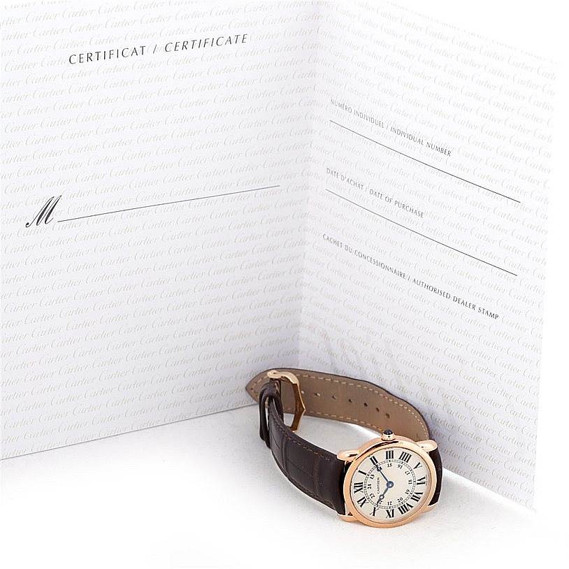 The Cartier Ronde W6800151 Men
s Rose Gold Silver Dial W6800151 Men
s Rose Gold Silver Dial watch is displayed from the front, alongside its certificate of Best Quality
ity in the background.