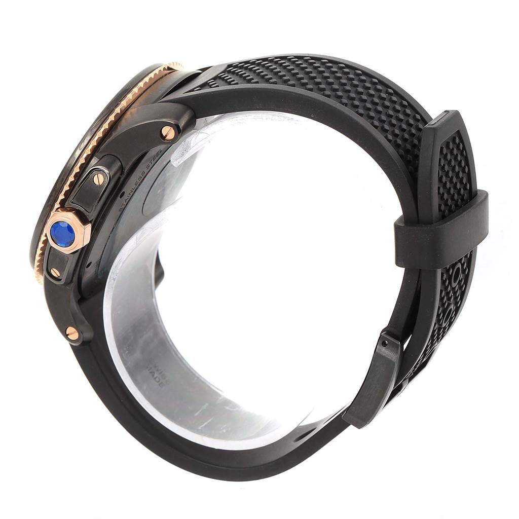 The image shows a side view of the Calibre de Cartier watch by Cartier, highlighting the crown with a blue gem and a textured black strap.