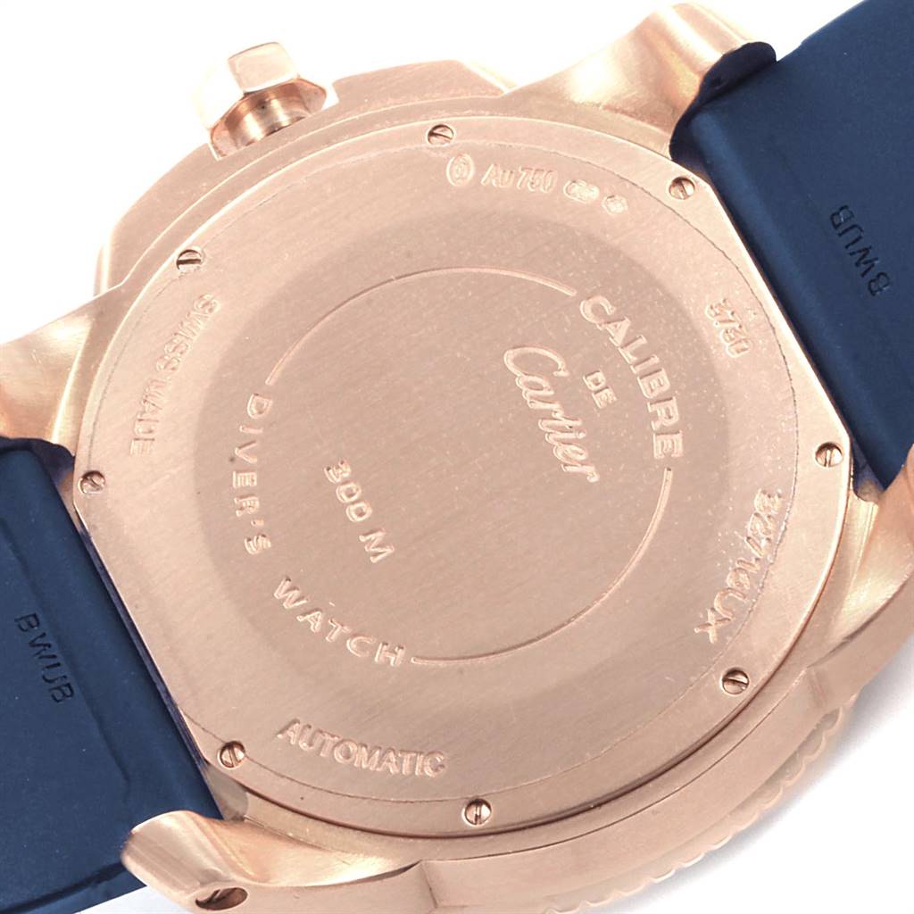 This image shows the back case of a Calibre de Cartier model by Cartier, including its inscriptions and blue straps.
