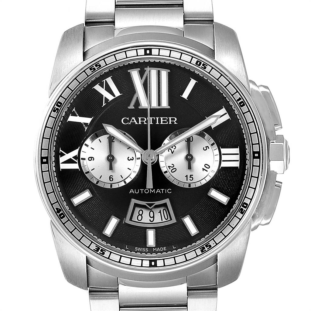 The image shows a front view of the Calibre de Cartier watch by Cartier, highlighting its dial and metal bracelet.