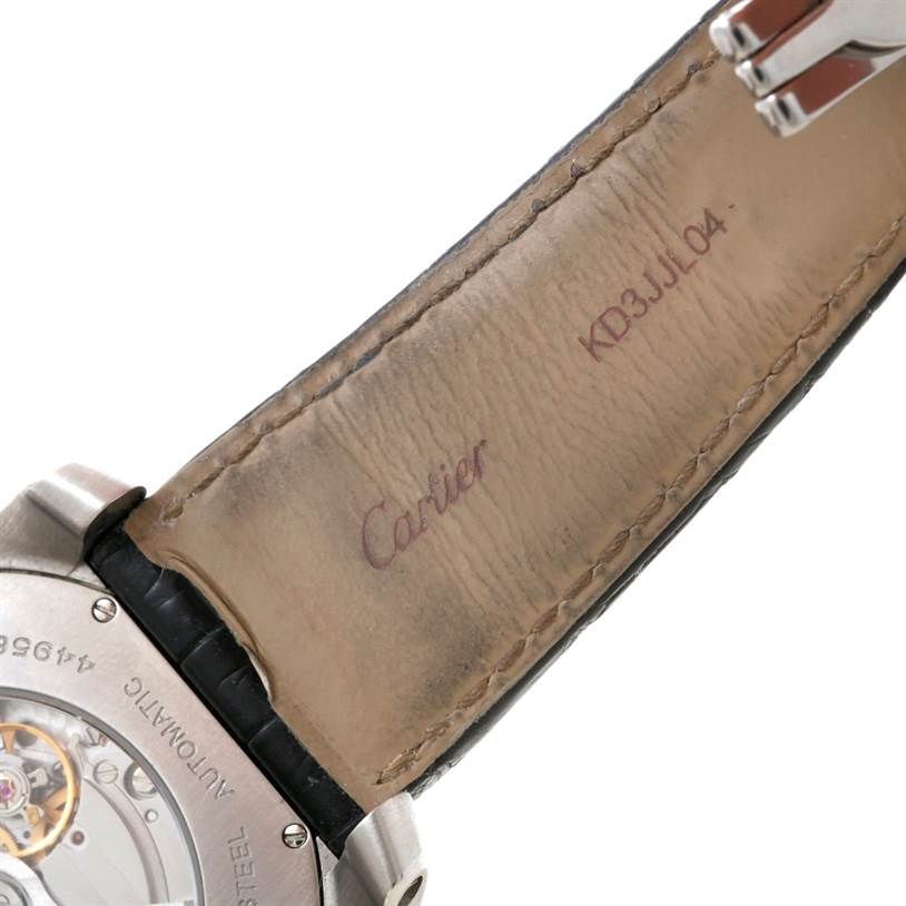 The image shows the back view of a Calibre de Cartier watch by Cartier, highlighting the case and the leather strap.