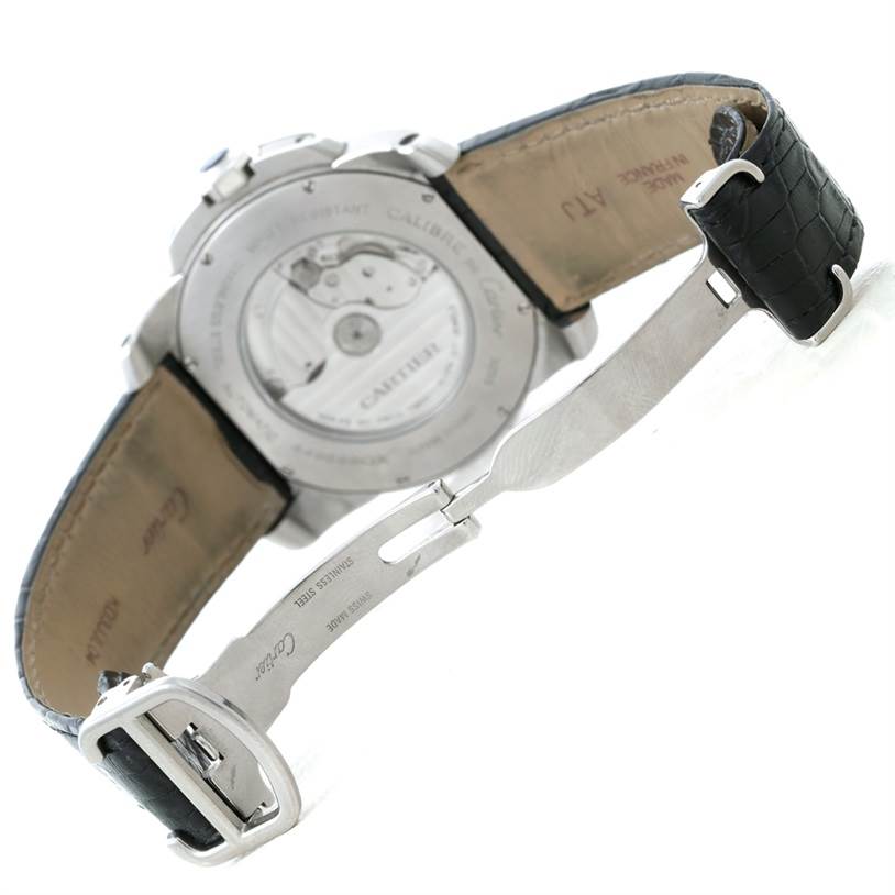 The image shows the back view and the clasp of a Calibre de Cartier watch by Cartier.