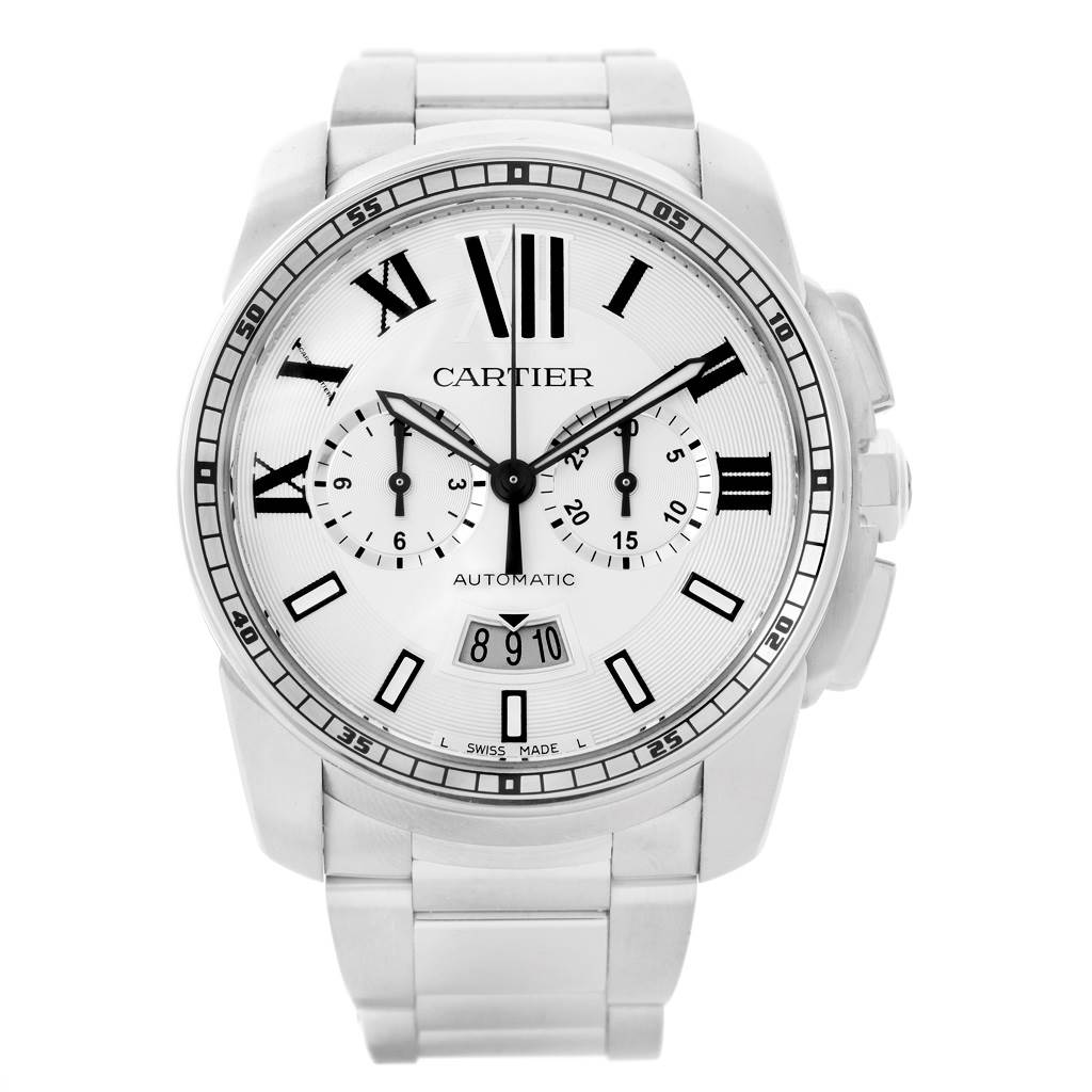 The image shows a frontal view of the Calibre de Cartier watch by Cartier, displaying the face, sub-dials, bezel, and bracelet.