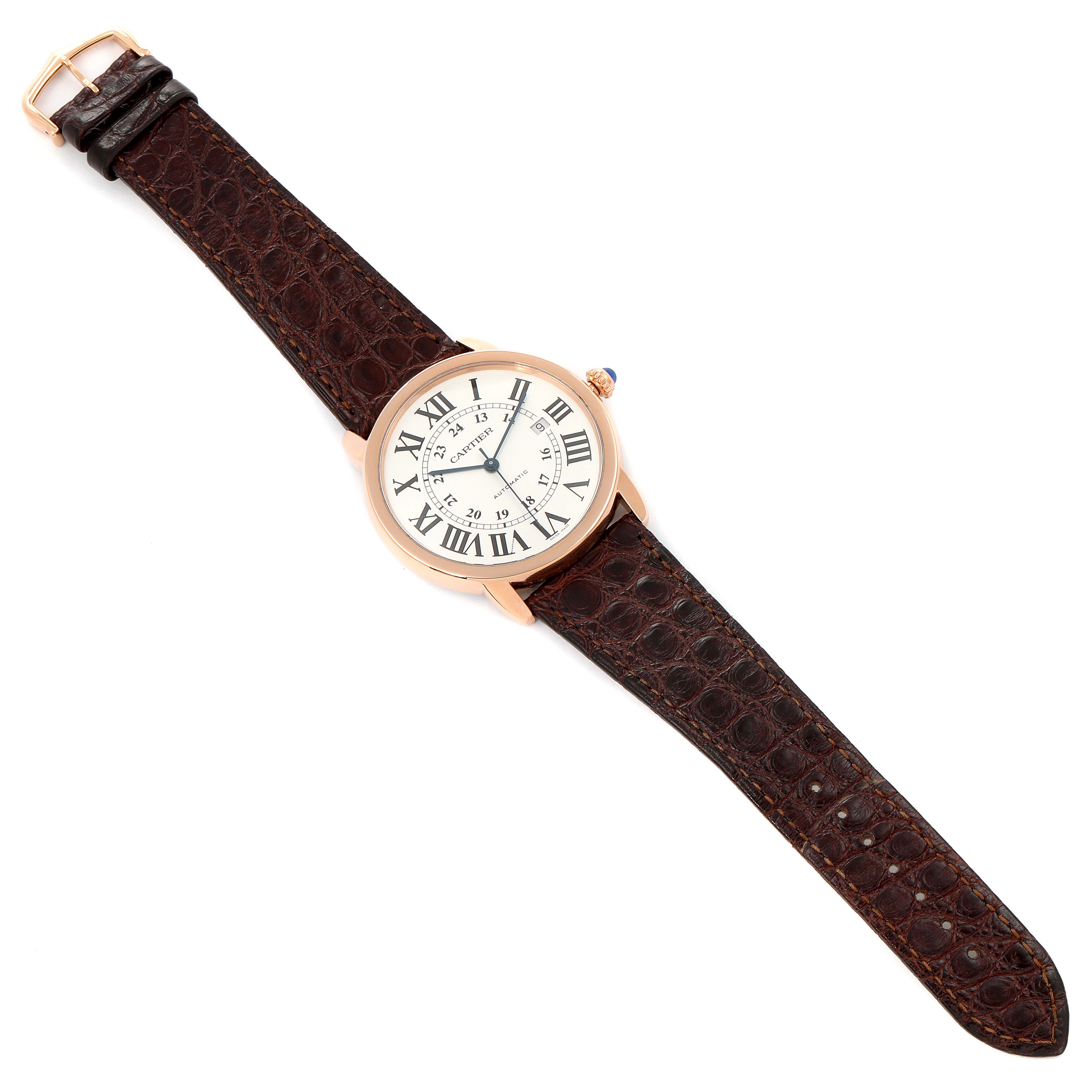 This image shows a Cartier Ronde W6701009 Men's Rose Gold Silver Dial W6701009 Men's Rose Gold Silver Dial watch lying flat, displaying its face, brown leather strap, and buckle.