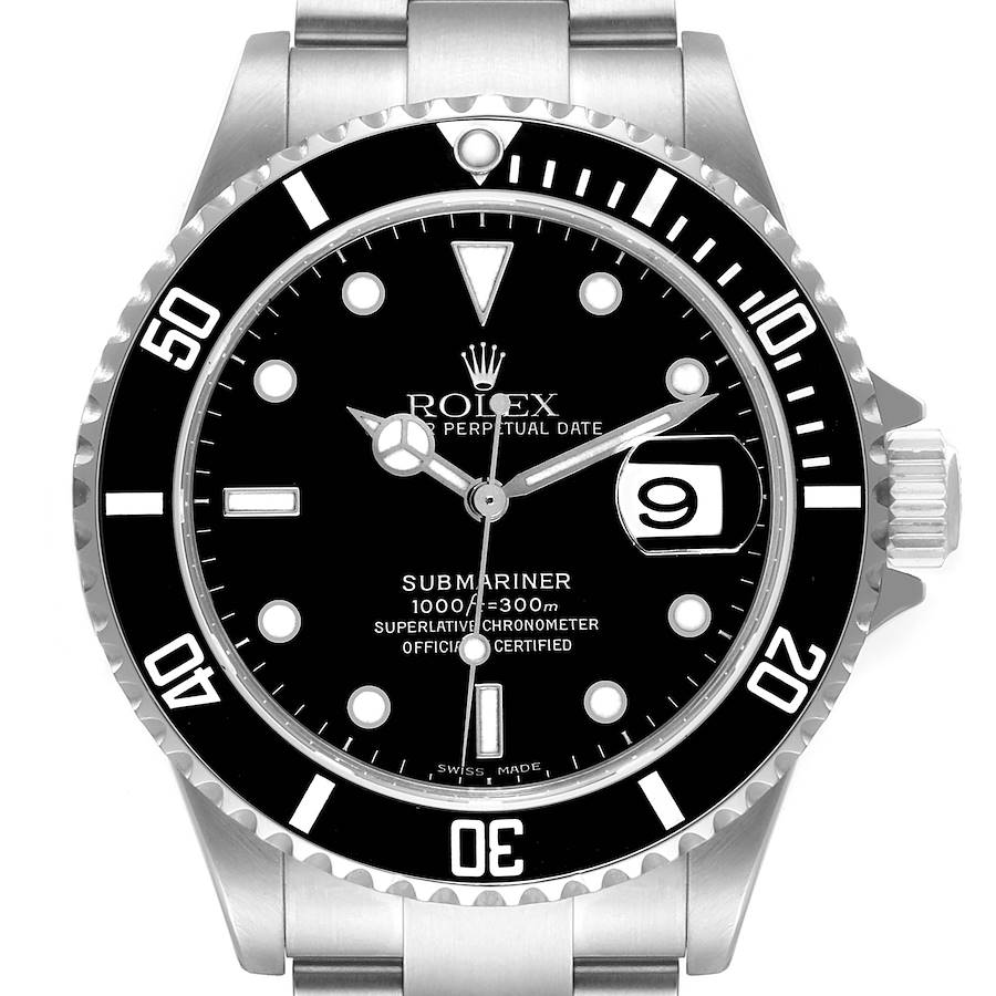 The image shows a front view of the Rolex Submariner watch, detailing its face, bezel, dial, and date window.