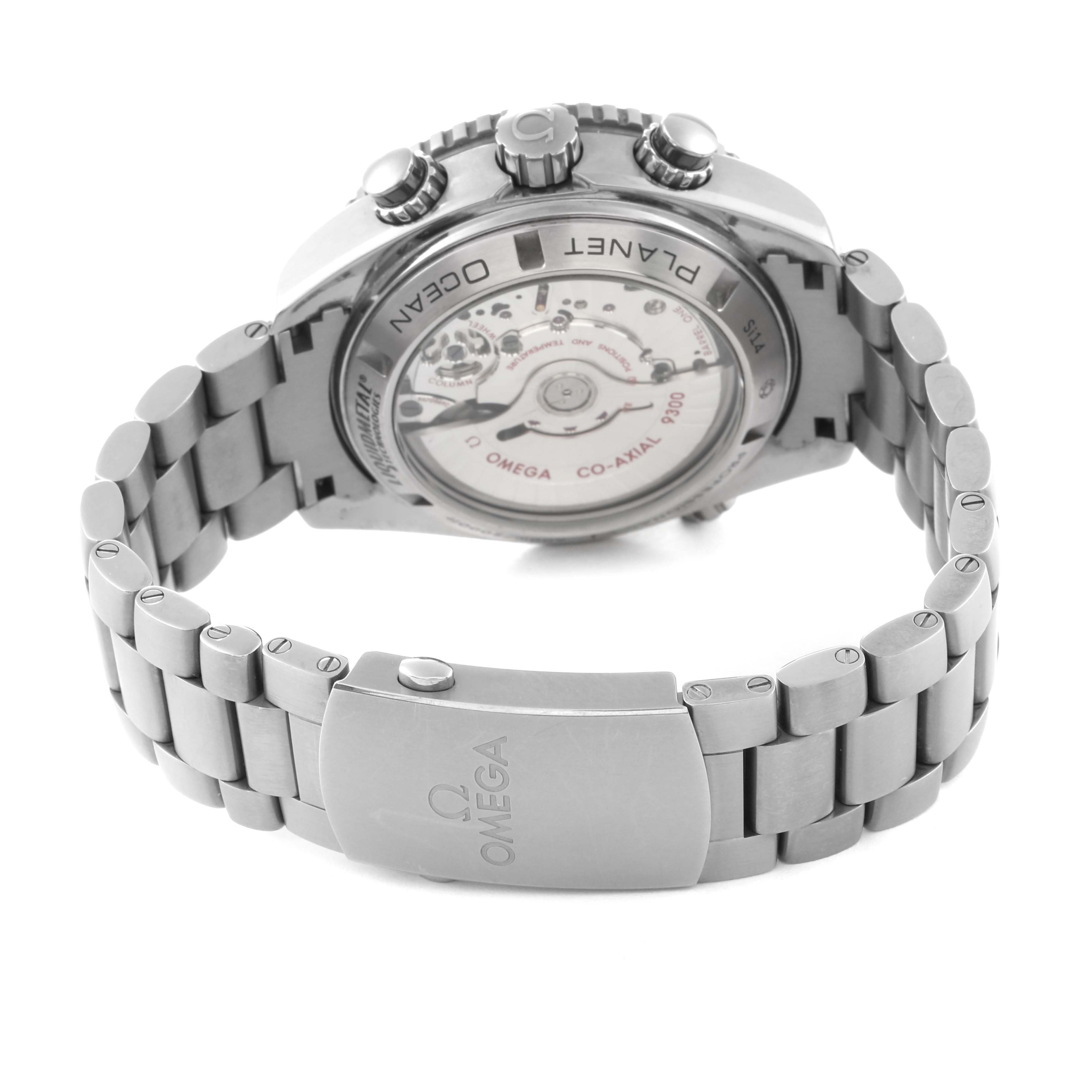 The image shows the back view of the Omega Planet Ocean 232.90.46.51.03.001 Men
s Titanium Blue Dial 232.90.46.51.03.001 Men
s Titanium Blue Dial model, highlighting the stainless steel bracelet and the transparent case back.