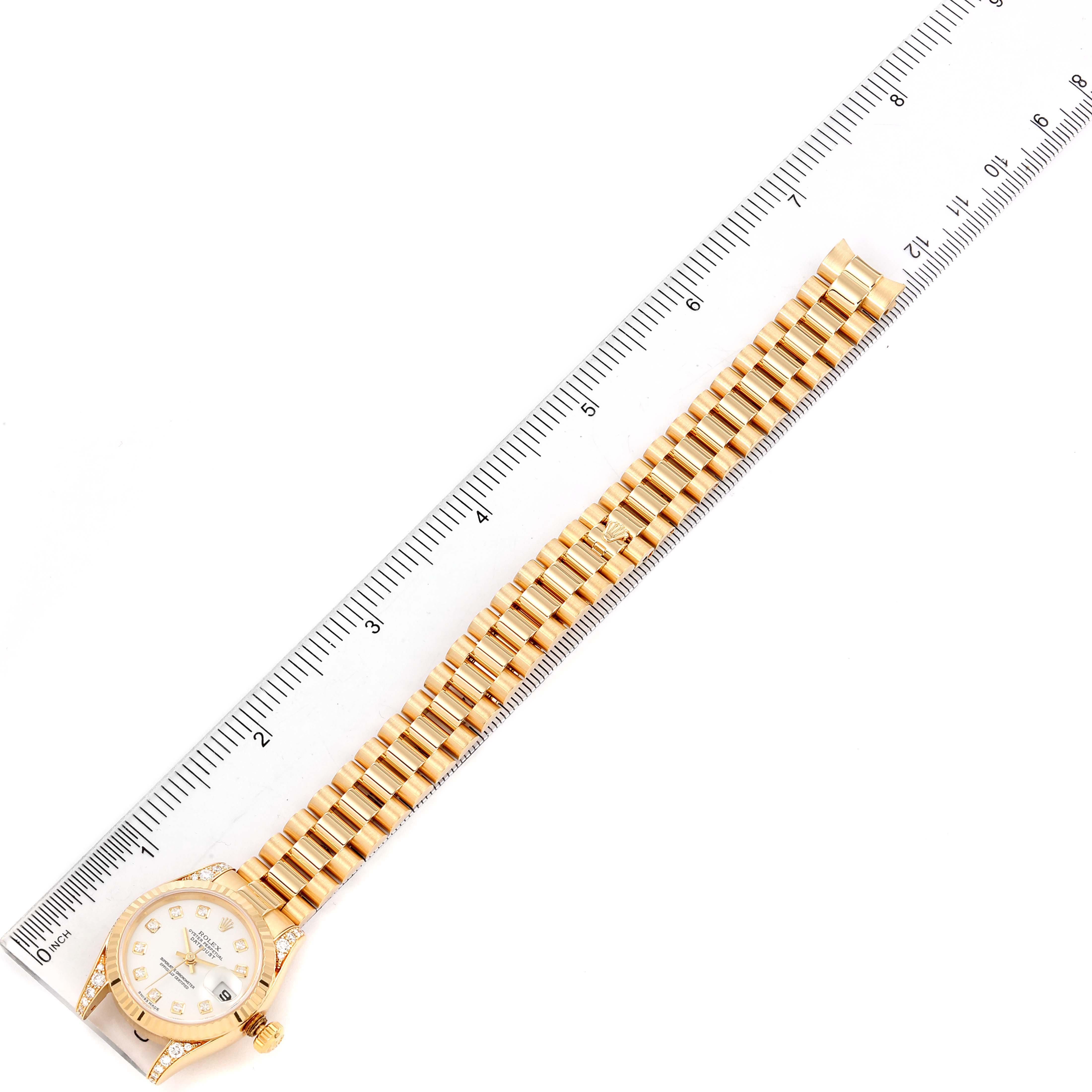 The image shows a top view of a Rolex President 179238 Women
s Yellow Gold White Dial 179238 Women
s Yellow Gold White Dial model watch, highlighting the full watch band and face.
