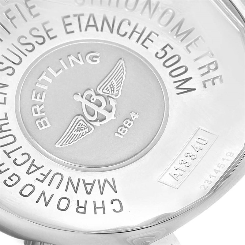На этом изображении показана задняя крышка мужских часов Breitling Superocean A13340 с бежевым циферблатом из нержавеющей стали. На ней видны выгравированный логотип и детали, указывающие на водонепроницаемость.