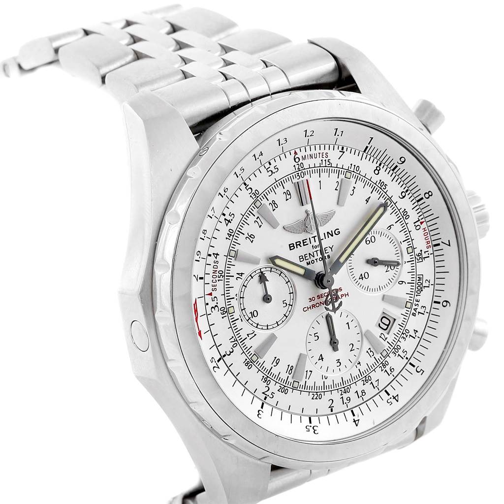 The image shows a front angle of the dial and bracelet of the Bentley model by Breitling.