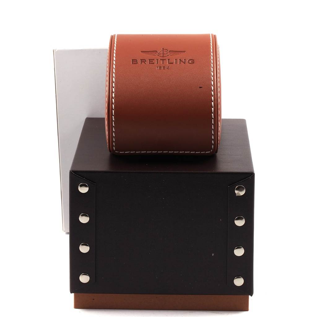 The image shows the packaging of a Bentley model by Breitling, featuring a leather watch case and a box.