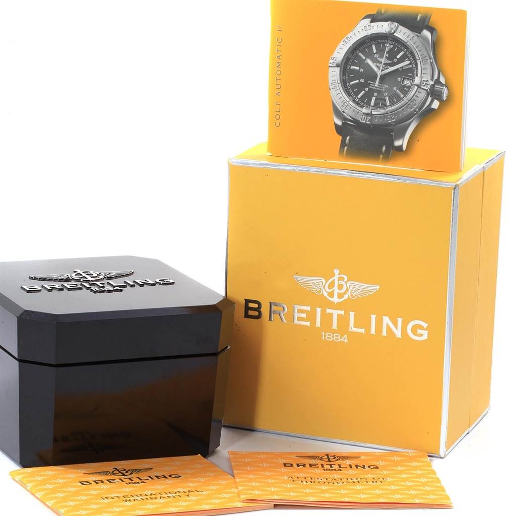 The image shows the packaging, manuals, and the box for the Colt model by Breitling.
