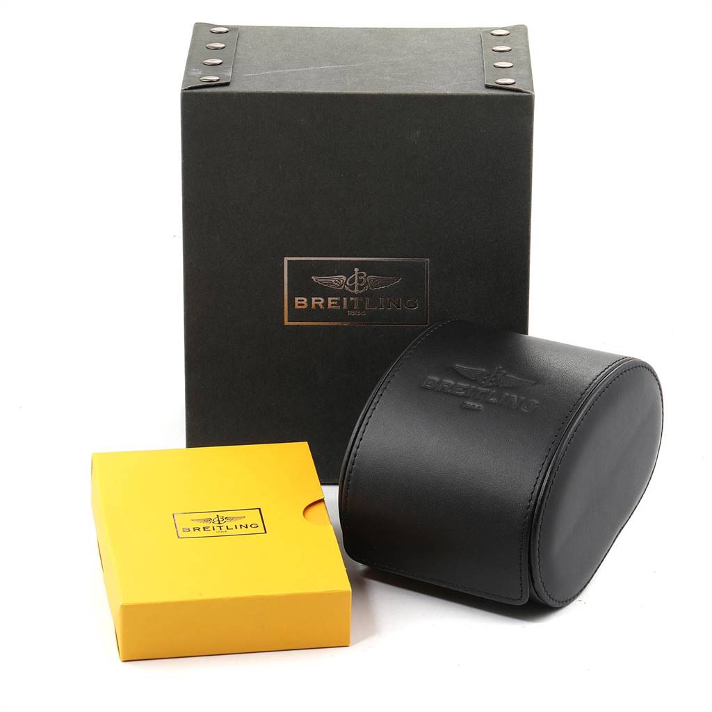 The image shows the packaging boxes and a leather travel case for the Navitimer model by Breitling.