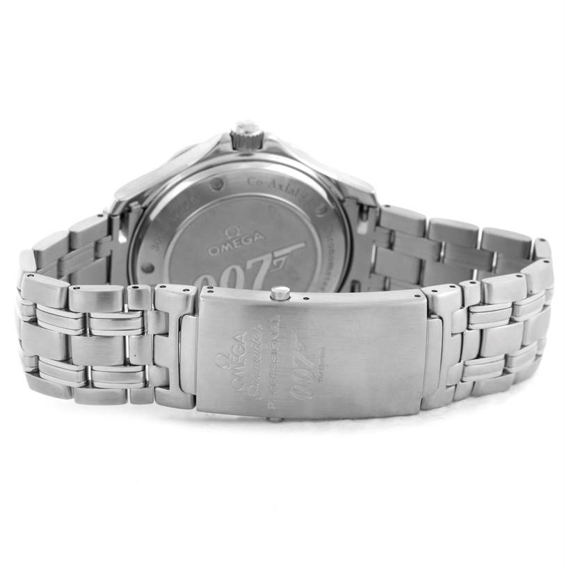 The image shows the back view of an Omega Seamaster 2226.80.00 Men
s Stainless Steel Blue Dial 2226.80.00 Men
s Stainless Steel Blue Dial watch, highlighting the case back and metal bracelet with a clasp.