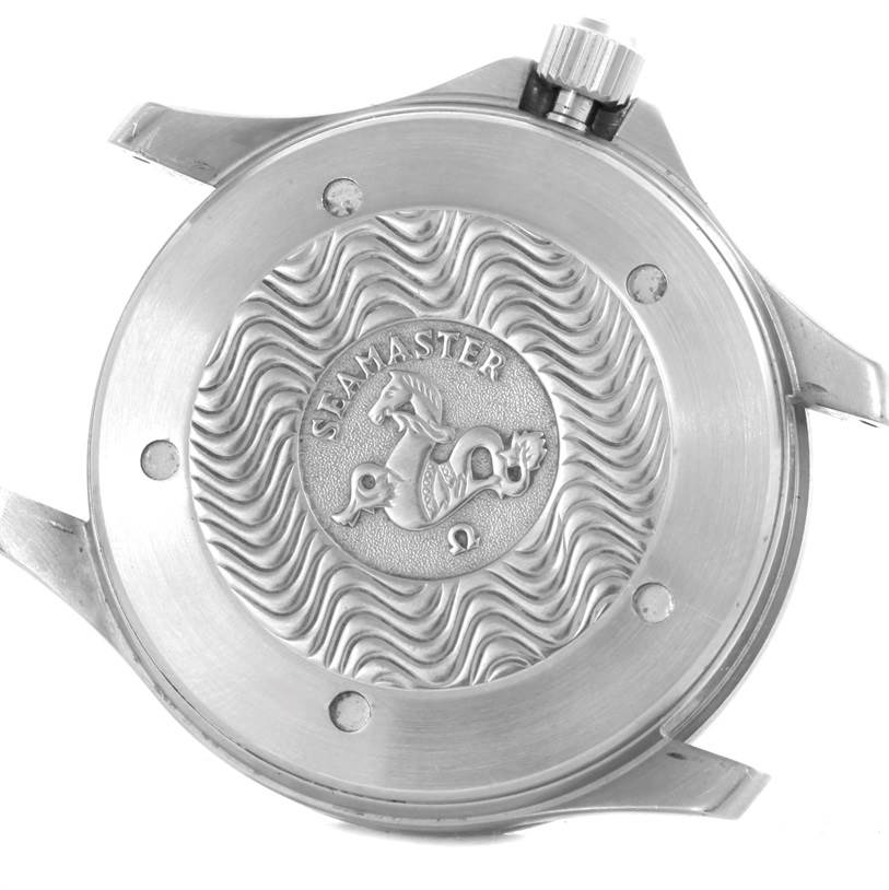 This image shows the back case of an Omega Seamaster 2538.20.00 Men
s Stainless Steel White Dial 2538.20.00 Men
s Stainless Steel White Dial watch, featuring its emblem and wave pattern.