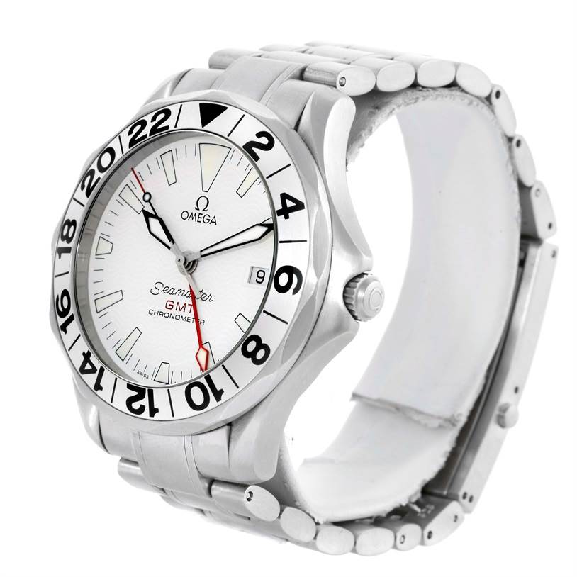 The image shows an Omega Seamaster 2538.20.00 Men
s Stainless Steel White Dial 2538.20.00 Men
s Stainless Steel White Dial watch with a stainless steel band, viewed from a 3 o
clock angle.