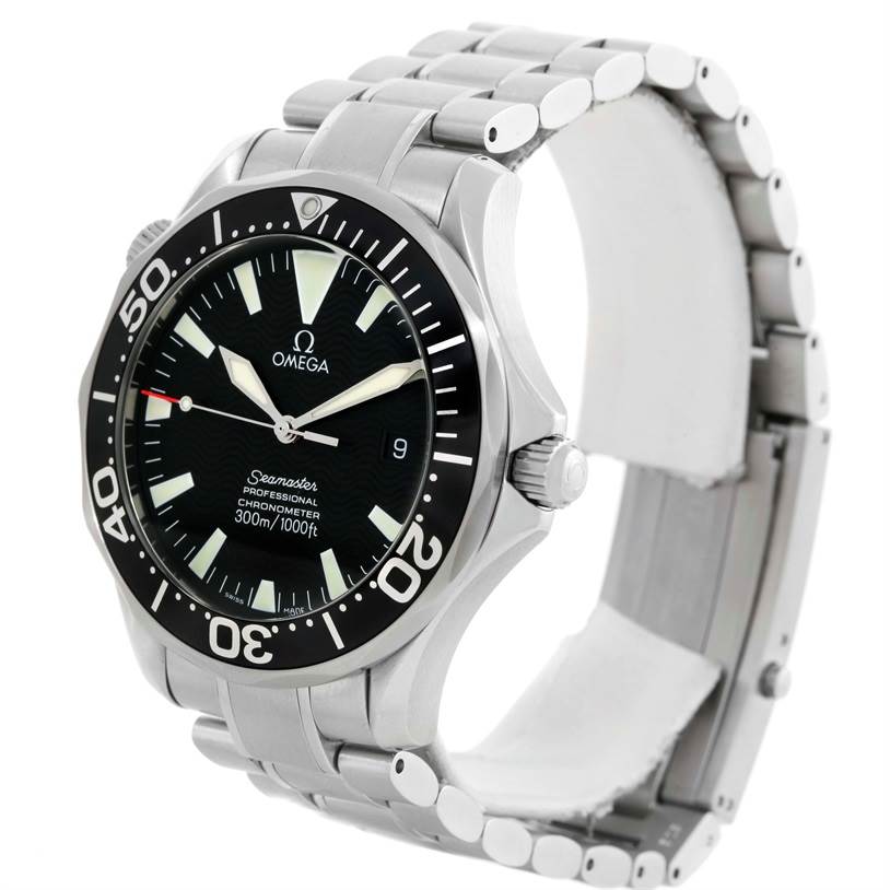 The image shows an angled view of the Omega Seamaster 2254.50.00 Men
s Stainless Steel Black Dial 2254.50.00 Men
s Stainless Steel Black Dial watch highlighting the face, bezel, and stainless steel bracelet.