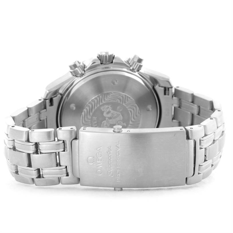 This image shows the back view of the Omega Seamaster 2599.80.00 Men
s Stainless Steel Blue Dial 2599.80.00 Men
s Stainless Steel Blue Dial watch, highlighting its bracelet and clasp.