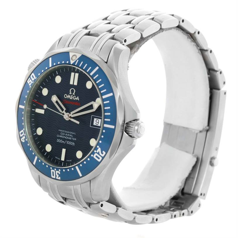 This image shows a side view of the Omega Seamaster 2220.80.00 Men
s Stainless Steel Blue Dial 2220.80.00 Men
s Stainless Steel Blue Dial watch, highlighting its bezel, dial, band, and crown.