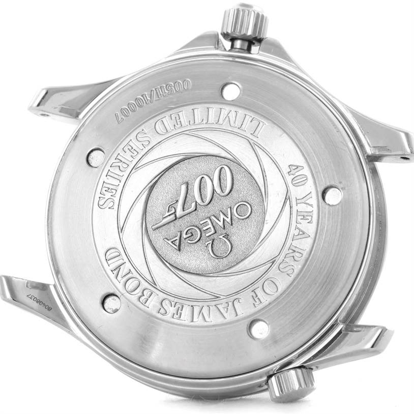 This image shows the case back of the Omega Seamaster 2537.80.00 Men
s Stainless Steel Blue Dial 2537.80.00 Men
s Stainless Steel Blue Dial watch, featuring the commemorative 007 James Bond 40 Years Limited Series engraving.