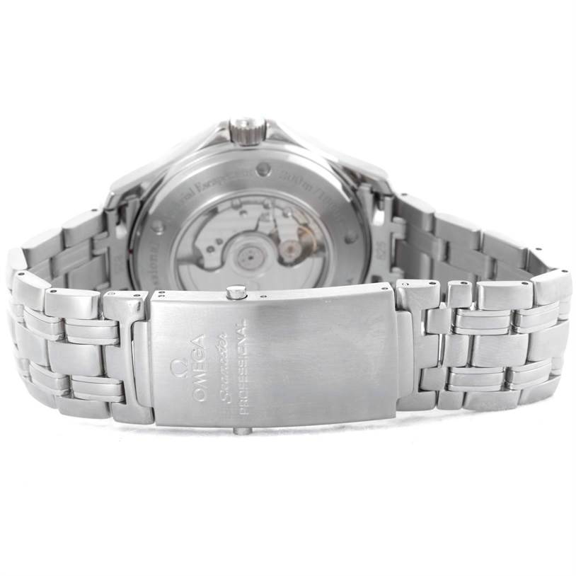 The image shows the back view of the Omega Seamaster 2535.80.00 Men
s Stainless Steel Blue Dial 2535.80.00 Men
s Stainless Steel Blue Dial watch, highlighting the movement and stainless steel bracelet with clasp.