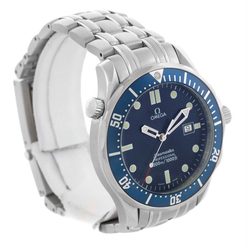 The image shows an angled view of an Omega Seamaster 2541.80.00 Men
s Stainless Steel Blue Dial 2541.80.00 Men
s Stainless Steel Blue Dial watch, highlighting its face, bezel, crown, and metal bracelet.