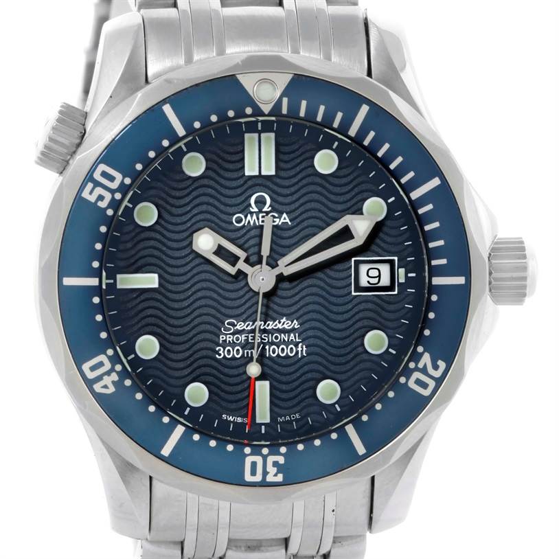 This image shows a frontal view of an Omega Seamaster 2561.80.00 Men
s Stainless Steel Blue Dial 2561.80.00 Men
s Stainless Steel Blue Dial watch, highlighting its dial, bezel, hands, and date window.
