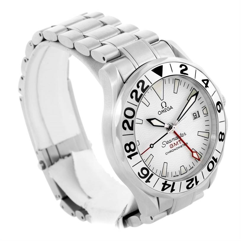 This image shows an angled view of an Omega Seamaster 2538.20.00 Men
s Stainless Steel White Dial 2538.20.00 Men
s Stainless Steel White Dial watch, highlighting the bracelet, bezel, and dial.