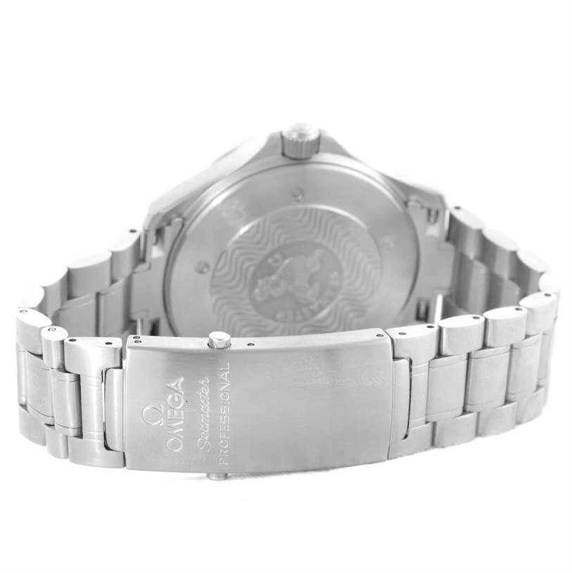 The image shows the back view of an Omega Seamaster 2538.20.00 Men
s Stainless Steel White Dial 2538.20.00 Men
s Stainless Steel White Dial watch, highlighting the case back, bracelet, and clasp.