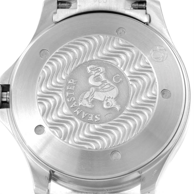 This image shows the case back of an Omega Seamaster 2538.20.00 Men
s Stainless Steel White Dial 2538.20.00 Men
s Stainless Steel White Dial watch, displaying its distinctive engraving and wave pattern.