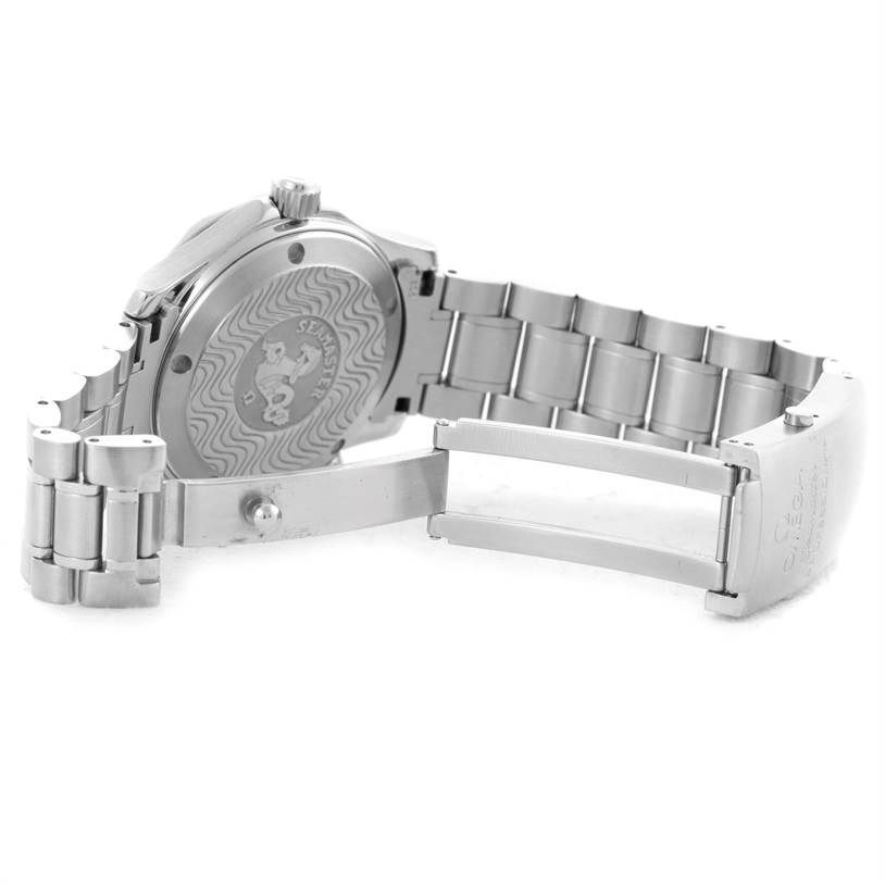 This image shows the back and clasp of an Omega Seamaster 2262.50.00 Men
s Stainless Steel Black Dial 2262.50.00 Men
s Stainless Steel Black Dial watch with its stainless steel bracelet.