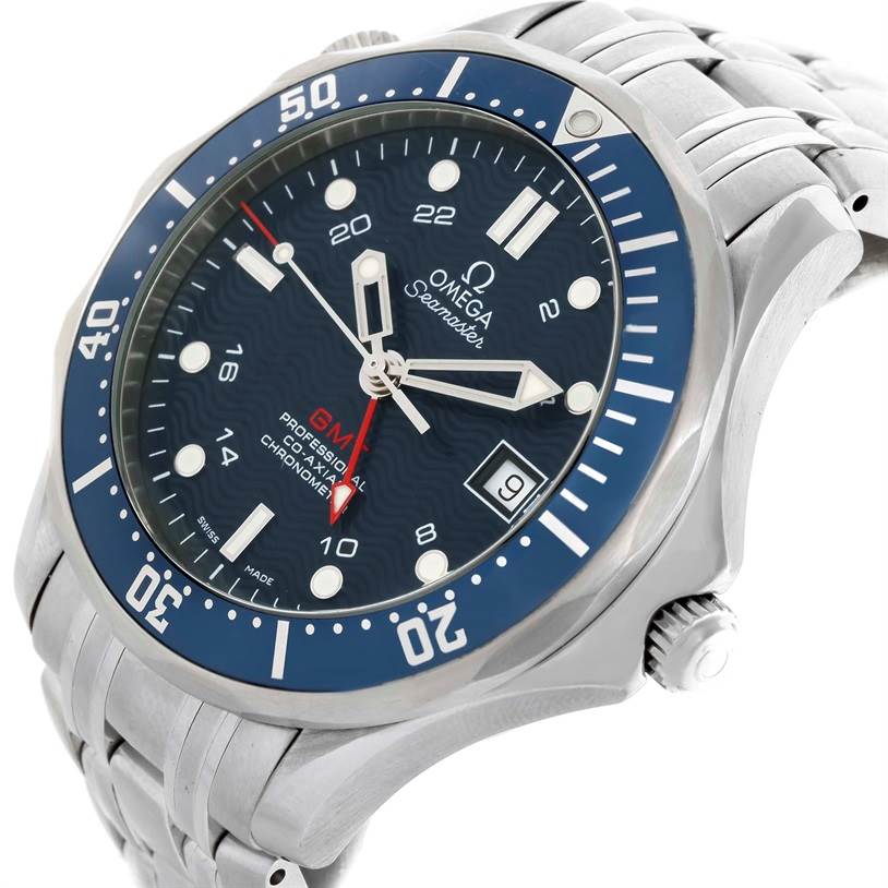 This image shows a close-up, angled view of the Omega Seamaster 2535.80.00 Men
s Stainless Steel Blue Dial 2535.80.00 Men
s Stainless Steel Blue Dial watch, highlighting the face, bezel, and part of the bracelet.