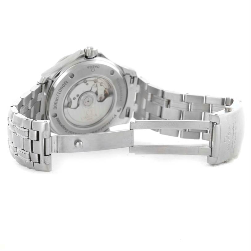 The image shows the back and clasp of an Omega Seamaster 2535.80.00 Men
s Stainless Steel Blue Dial 2535.80.00 Men
s Stainless Steel Blue Dial watch, highlighting its stainless steel bracelet and transparent case back.